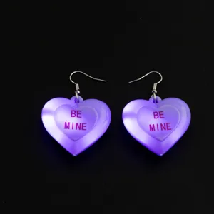 Orecchini a cuore luminosi da donna, gioielli LED viola trasparenti per festa di San Valentino.