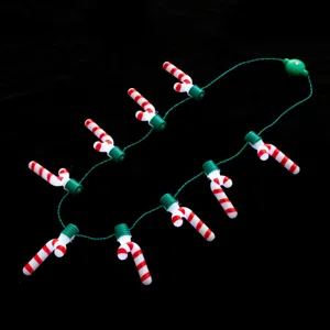 Primo piano dettaglio della collana luminosa LED a forma di bastoncino di zucchero.