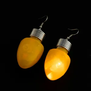 Weihnachtliche leuchtende Glühbirnen Ohrringe, gelbes Birnen Design mit Silber Haken für Feier.