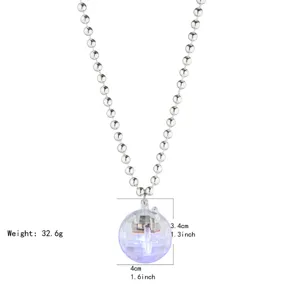 Detailweergave van de oplichtende discobal hanger ketting met kralenketting en afmetingen.