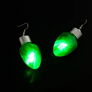 Detailansicht der leuchtenden grünen Glühbirnen Ohrringe, Weihnachts-Modeschmuck-Accessoire.