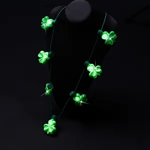 Vue detaillee du collier de treffle luminescent LED avec des pendentifs verts brillants.