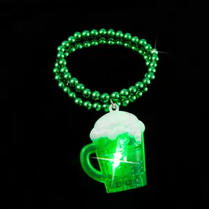 St. Patricks Tag LED leuchtende Bierkrug Halskette gruene Perlen Party Schmuck Zubehoer