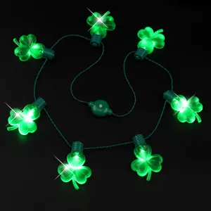 Nahaufnahme des grünen Kleeblatt LED Lichterketten Halsbandes für St. Patrick's Day Partys.