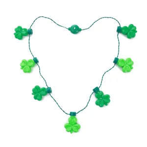 Grüne Klee-Leuchtkette, LED-St. Patricks Day Halskette mit leuchtenden Kleeblättern.