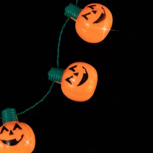 Halloween Kürbis Lichterkette Detail Nahaufnahme leuchtend orange gruselige Deko Party Zubehör