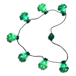 Vue détaillée du collier lumineux LED trèfle, mettant en valeur les pendentifs verts.