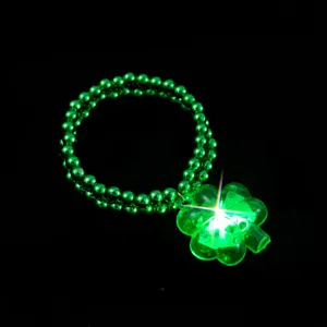 St. Patrick's Tag LED leuchtende Kleeblatt Halskette, grüne Perlen Party leuchtender Schmuck Detail.