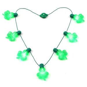 St. Patrick's Tag grüne Klee LED Licht Halskette blinkende Party leuchtender Schmuck Zubehör