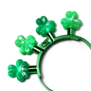 St. Patrick's Tag grüne Klee leuchtender Haarreif Detailaufnahme mit leuchtenden Kleeblättern.