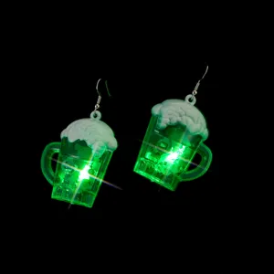 Nahaufnahme Detail leuchtender grüner Bierkrug Ohrringe mit hellen LED Lichtern für Partys.