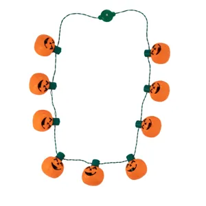 Nahaufnahme der Halloween LED Kürbis Lichterkette als Halskette mit grünem Draht und LEDs.