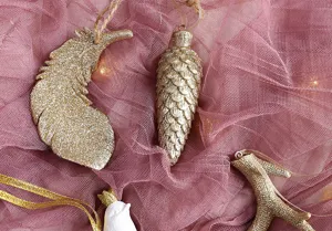 Détails de décorations d'arbre de Noël pailletées d'or, ensemble de pommes de pin.