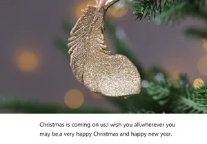Ornement suspendu de sapin de noël en plume pailletée dorée, détail de décoration de fête.
