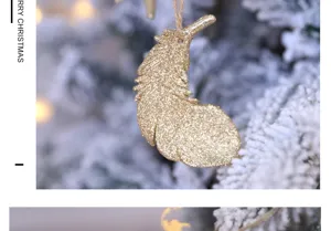 Gros plan détail d'une suspension de décoration de sapin de noël en plume dorée pailletée.