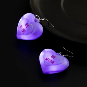 Primo piano dettagliato degli orecchini pendenti a cuore viola luminosi a LED per San Valentino.