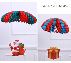 Dettaglio ravvicinato della decorazione sospesa in carta alveolata di Natale colorata con ciondolo.