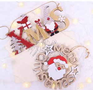 Dettaglio di ornamenti natalizi in legno appendibili, design festivo con gnomo e babbo natale.
