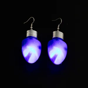 Detailaufnahme von leuchtenden blauen Weihnachtslichterketten Ohrringen mit Silberhaken.