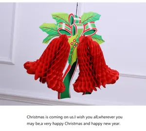Dettaglio decorazione sospesa a campana in carta a nido d'ape di Natale, supporto per feste rosso.