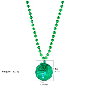 Groene knipperende discobal ketting hanger in 70s retro stijl voor feestjes en nachtclubs.