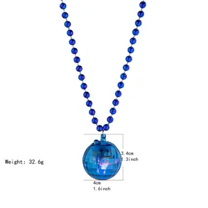 Lichtgevende disco bal hanger detail, blauwe kralenketting, retro glow feest sieraden