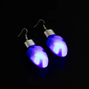 Detailansicht blauer Glühbirnen-Ohrhänger mit Metallhaken und glänzender Oberfläche.