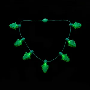 Nahaufnahme der leuchtenden Weihnachtsbaum LED-Halskette Anhänger und grünen Kabel.