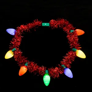 Weihnachts-Lichter-Lametta-Kette mit bunten Glühbirnen-Anhängern und festlicher roter Girlande.