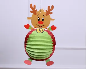 Dettaglio decorazione sospensione carta alveolata renna di Natale per festa murale.