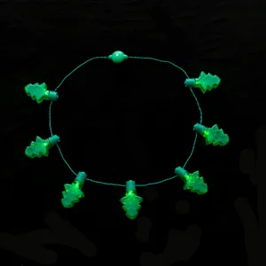 Detailaufnahme der leuchtenden Weihnachtsbaum LED Lichterkette Halskette Party Dekor.