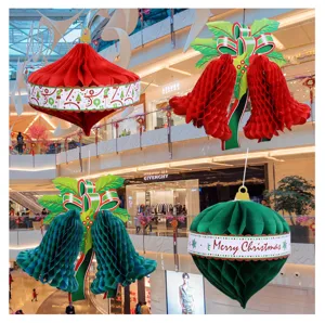 Decorazioni appese in carta a nido d'ape di Natale, campane rosse e verdi per feste.