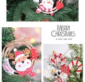 Dettaglio decorazioni sospese in legno di Natale, addobbi per alberi e oggetti festivi.