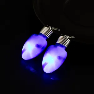 Nahaufnahme Detail leuchtend blaue Weihnachtsglühbirne Ohrringe mit silbernen Haken für Party.