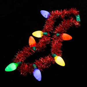 Weihnachts-LED-Lamettakette mit bunten Riesen-Glühbirnen und rotem Glitzer für Party-Deko.