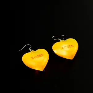 Orecchini a cuore LED in resina gialla vista dettagliata accessorio moda festa