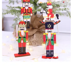 Soldati schiaccianoci di Natale in legno e decorazioni sospese per le feste natalizie.