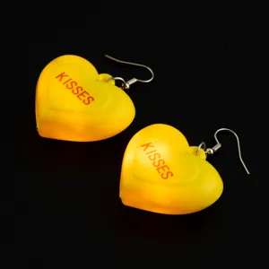 Orecchini pendenti cuore giallo simpatici romantici San Valentino moda gioielli chic