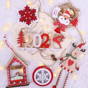 Set di ornamenti sospesi in legno di Natale, decorazioni rustiche per alberi e oggetti di festa.