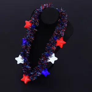 Detailansicht der patriotischen rot weiß blauen LED Sternen Lametta Kette für Partys.