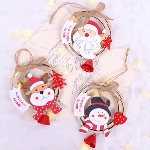 Set di ornamenti natalizi in legno con Babbo Natale, pupazzo di neve e renna per feste.