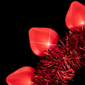Gros plan détaillé du serre-tête LED cœur rouge de Saint-Valentin avec guirlande brillante.