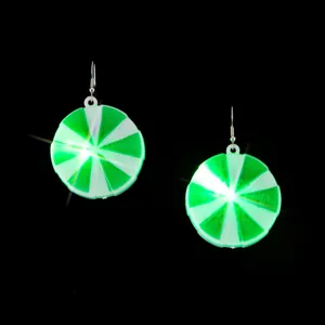 Gros plan detaille de boucles d'oreilles rondes LED lumineuses vertes et blanches avec effets.