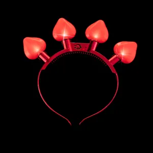 Vue detaillee du serre-tete lumineux LED coeur rouge pour la fete de Saint-Valentin.