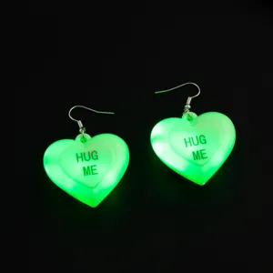Dettaglio degli orecchini a cuore LED luminosi, perfetti per feste e San Valentino romantico.