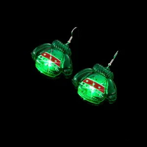 Orecchini natalizi a maglione verde con LED luminoso, accessorio festivo elegante.