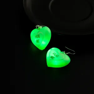 Orecchini a cuore luminosi a LED, gioielli da festa verdi, dettaglio regalo unico.