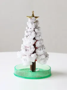 Magischer wachsender Kristall Weihnachtsbaum Detailaufnahme, Tischdeko mit gruener Basis.