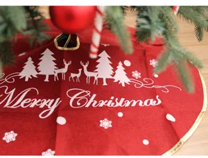 Jupe de sapin de Noël en lin rouge avec imprimé de cerfs et d'arbres pour déco de fête.