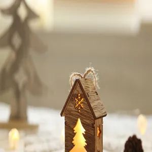 Hölzerner Weihnachtshaus-Anhänger mit warmem LED-Licht und praktischer Aufhängekordel für Deko.